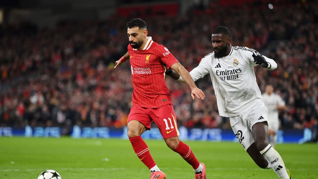 منافسة حامية.. اسمين جديدين لخلافة صلاح بليفربول وبرشلونة يتحدى يونايتد على نجمه السابق